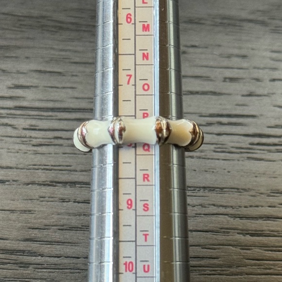 Size 8 White Resin Ring - Picture 9 of 9